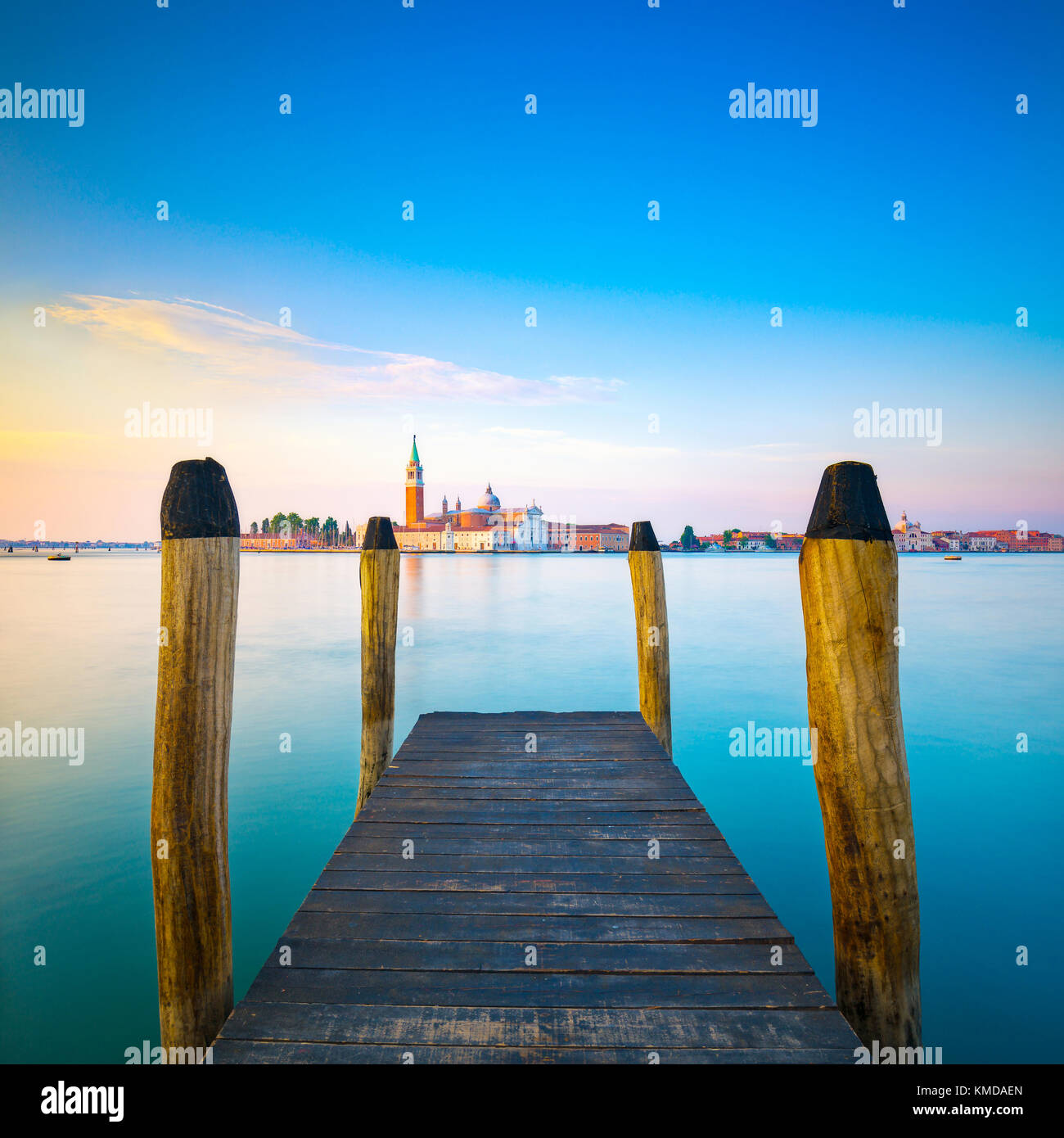 Die Lagune von Venedig, hölzernen Pier oder Jetty Pole und die Kirche San Giorgio Maggiore Wahrzeichen auf Hintergrund. Italien, Europa. Stockfoto