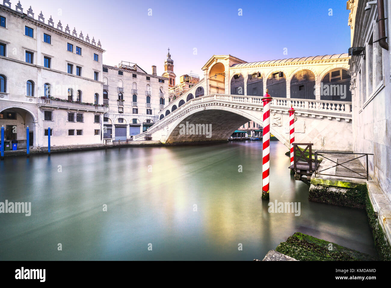 Venedig Canal Grande, Rialto Brücke Wahrzeichen bei Sonnenaufgang. Italien, Europa. Stockfoto