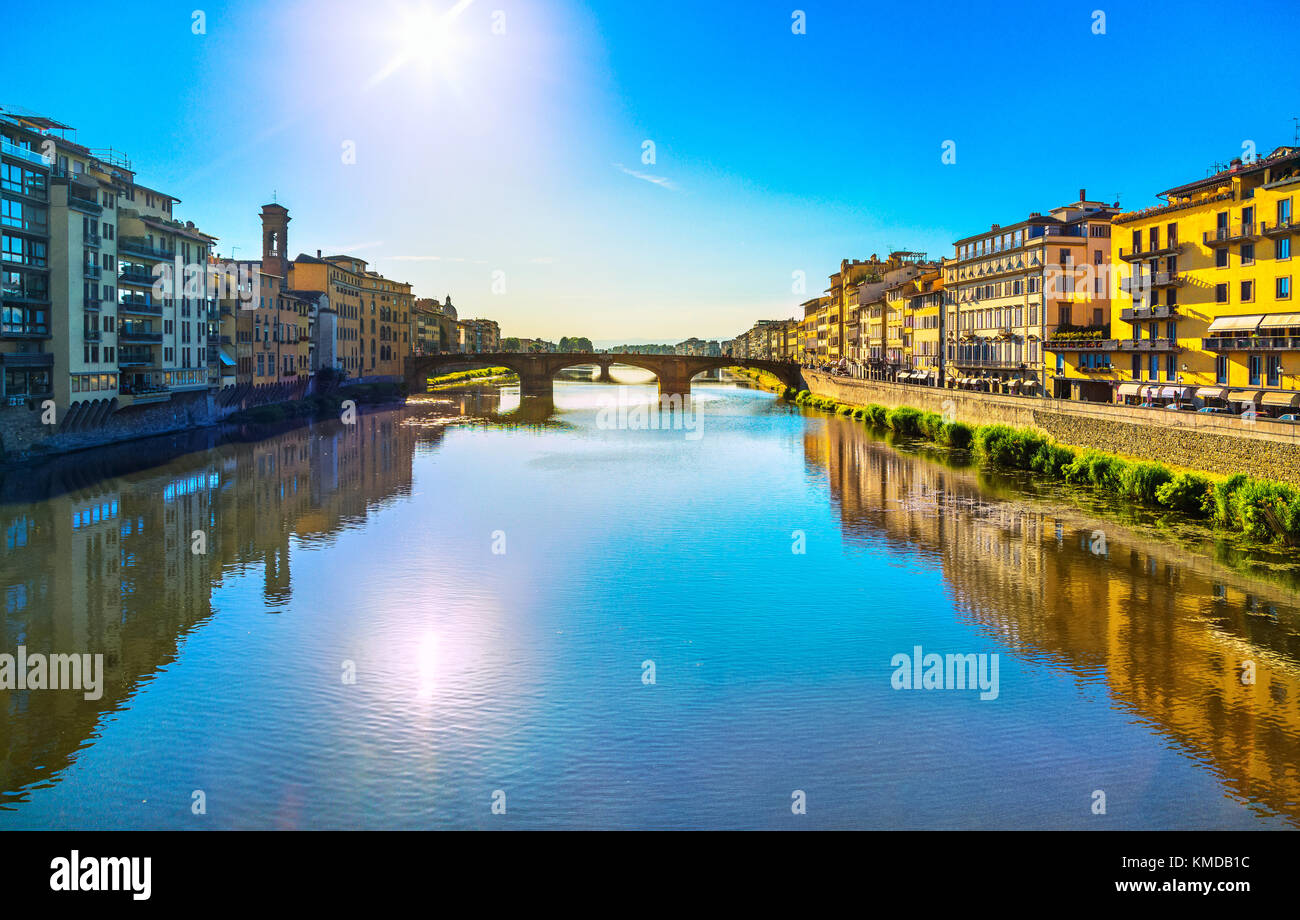 Florenz oder Firenze, Ponte Santa Trinita mittelalterliche Brücke Wahrzeichen an Arno und ein Boot, Sonnenuntergang Landschaft der Toskana, Italien. Stockfoto