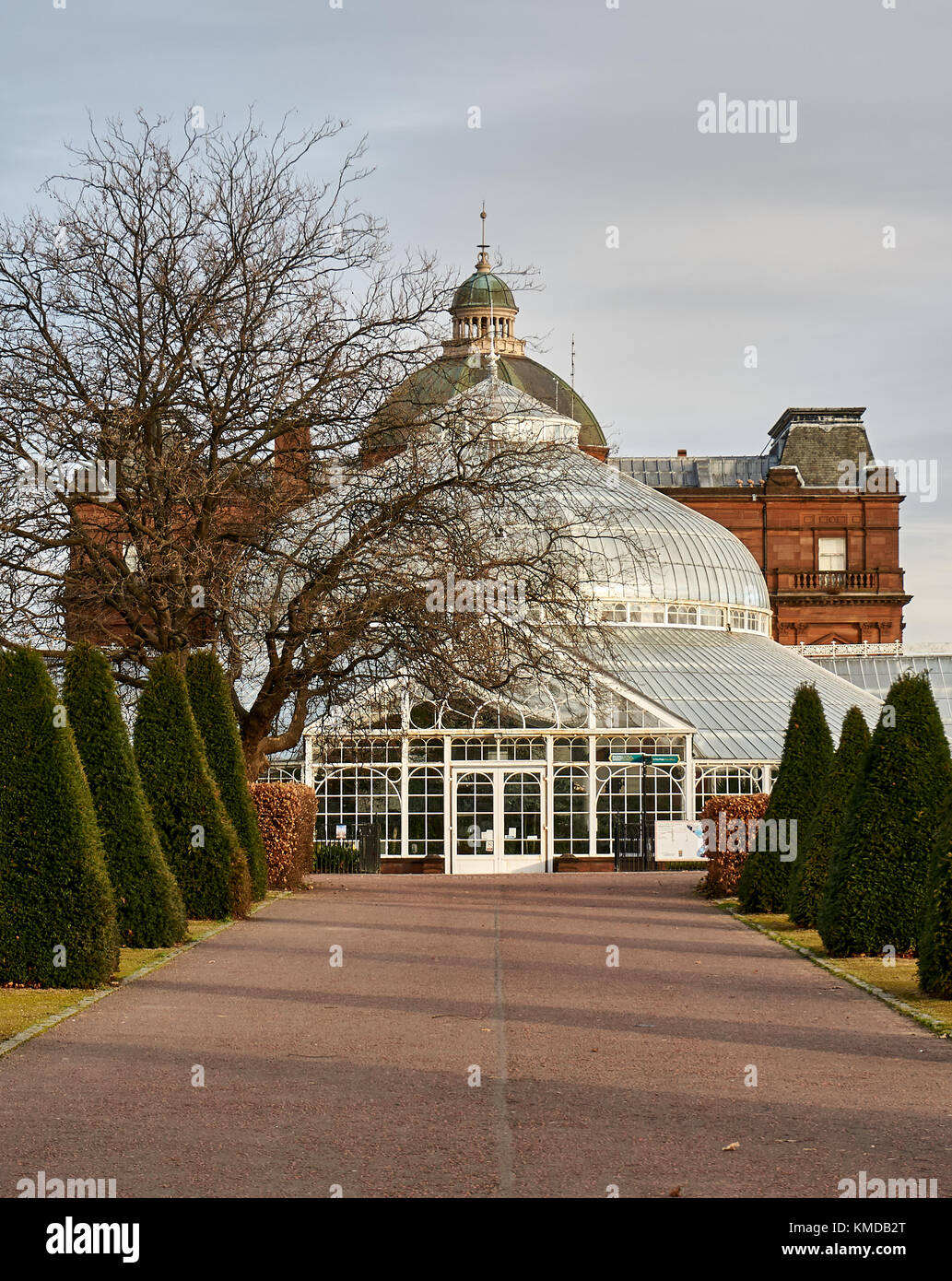 Glasgow, UK, 1. Dezember 2017: Der Palast des Volkes in der beliebten Glasgow Green Park dient als Wintergarten, ein Cafe und ein Museum. Stockfoto