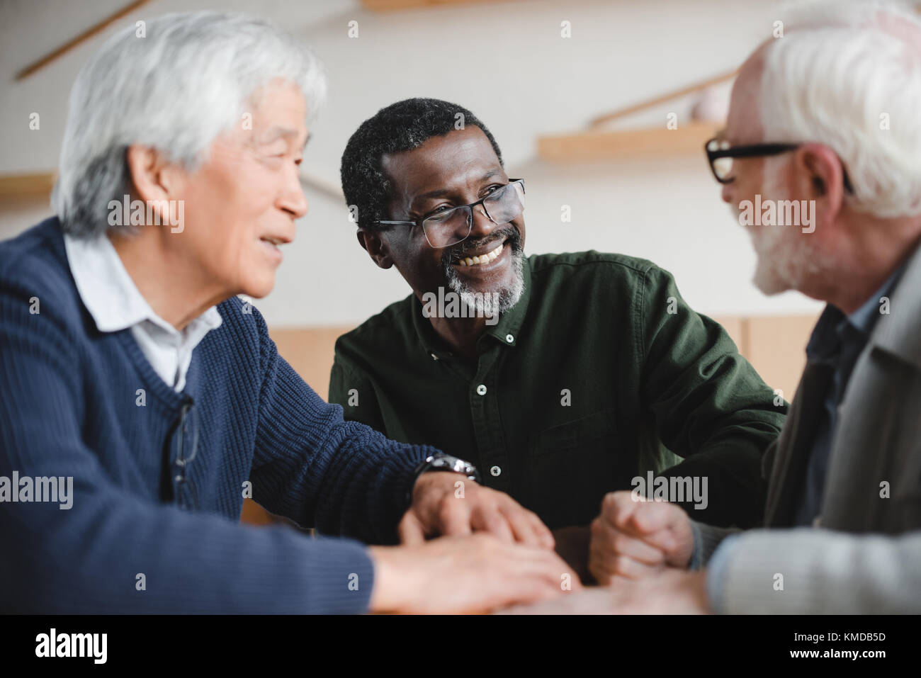 Ältere Freunde Zeit miteinander zu verbringen Stockfoto