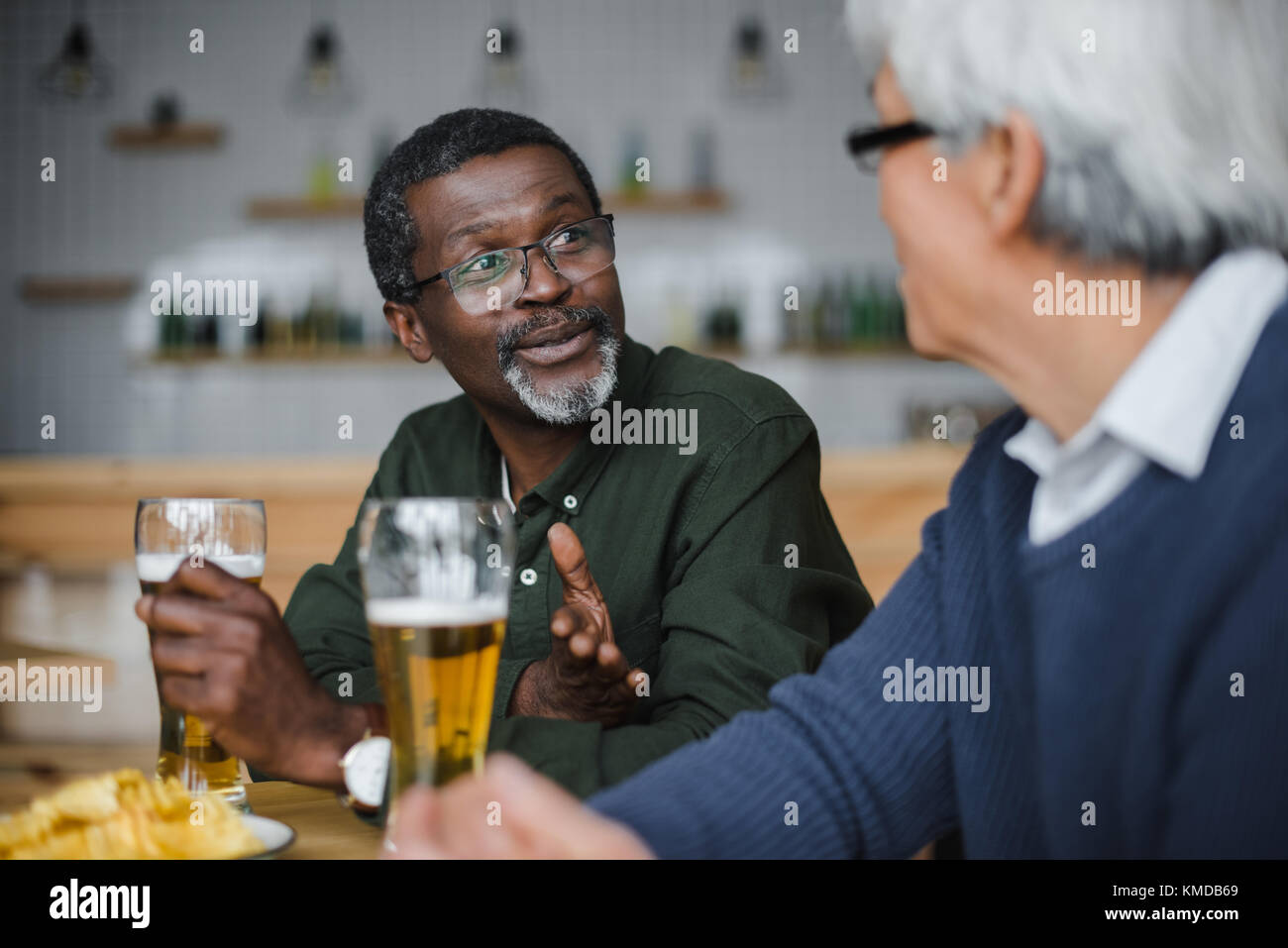 Senior Freunden reden und Bier trinken. Stockfoto