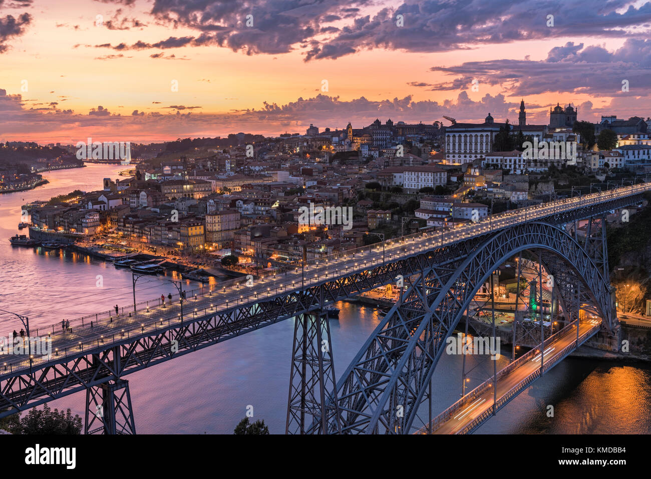 Blick auf die Stadt und Dom Luis I Brücke Porto Portugal Stockfoto