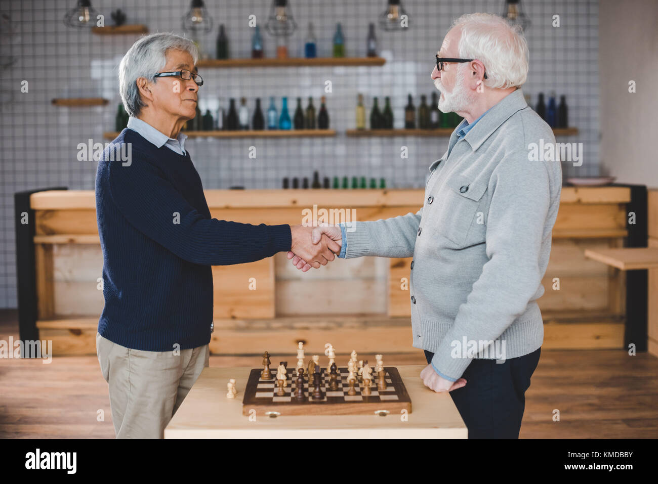 Ältere Männer Schach spielen Stockfoto