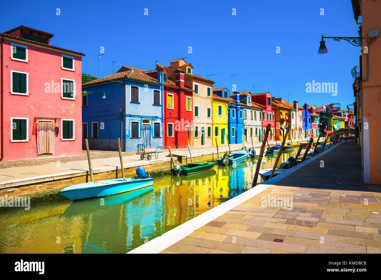 Wahrzeichen von Venedig, Burano Insel Kanal, bunte Häuser und Boote, Italien. Langzeitbelichtung Fotografie Stockfoto