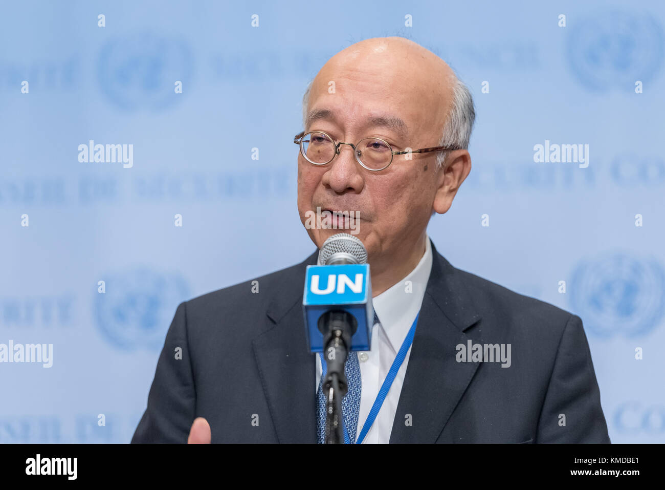 New York, Vereinigte Staaten. 05 Dez, 2017. nach Abschluss der Klausurtagung der Sicherheitsrat der Vereinten Nationen Konsultationen über Jemen und Syrien, japanisch Ständiger Vertreter bei den UN-Botschafter koro bessho gesehen ist eine Aussage, die im Sicherheitsrat Stake-out am UN-Hauptquartier. Credit: Albin lohr - Jones/Pacific Press/alamy leben Nachrichten Stockfoto