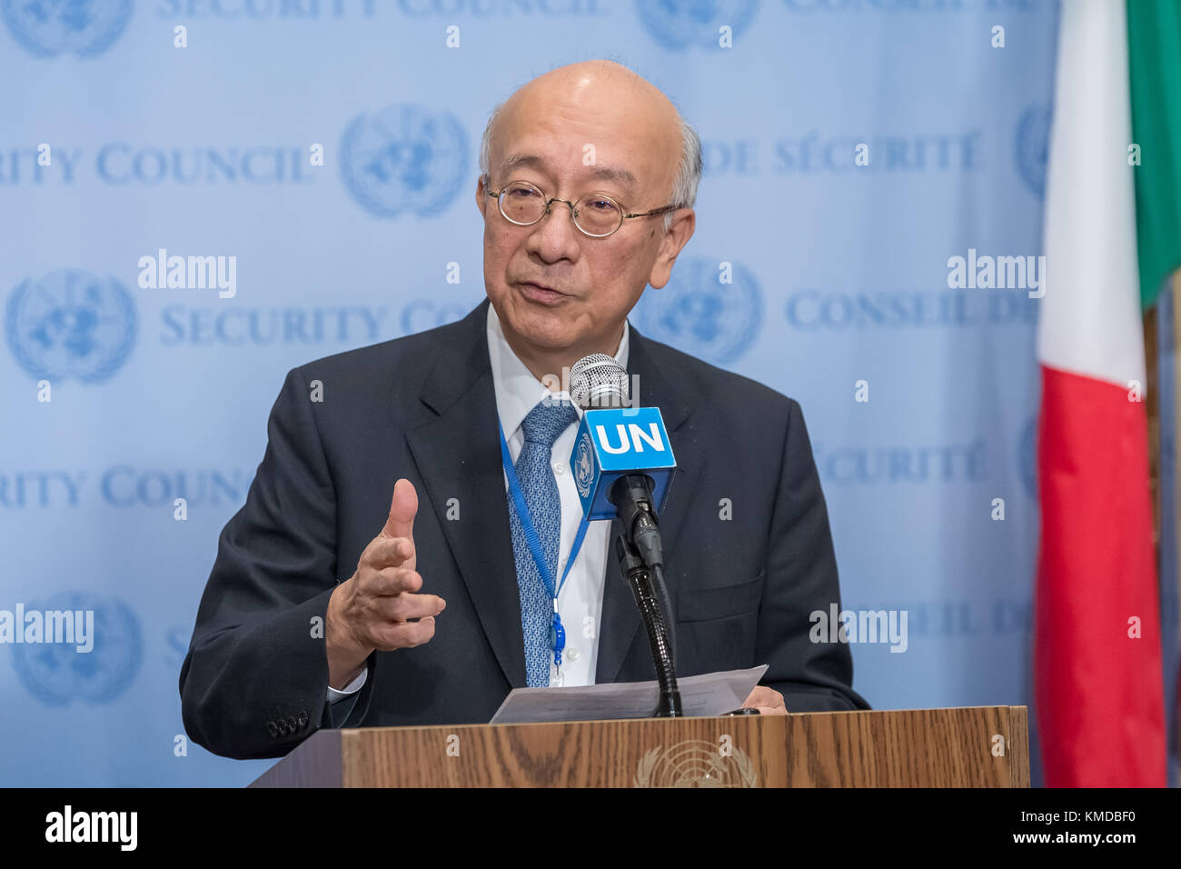 New York, Vereinigte Staaten. 05 Dez, 2017. nach Abschluss der Klausurtagung der Sicherheitsrat der Vereinten Nationen Konsultationen über Jemen und Syrien, japanisch Ständiger Vertreter bei den UN-Botschafter koro bessho gesehen ist eine Aussage, die im Sicherheitsrat Stake-out am UN-Hauptquartier. Credit: Albin lohr - Jones/Pacific Press/alamy leben Nachrichten Stockfoto