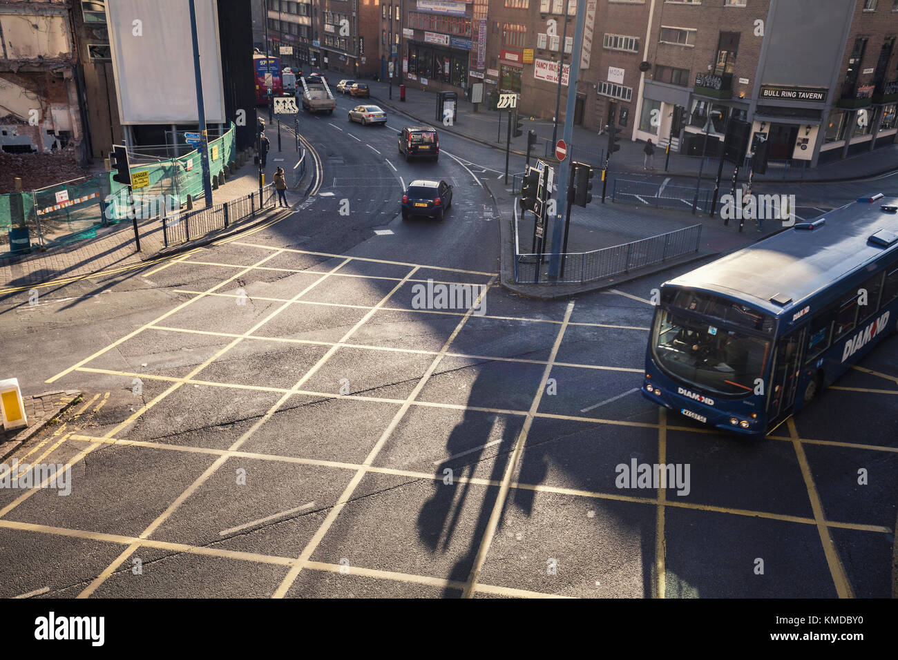 BIRMINGHAM, Großbritannien - 01 Dezember, 2017: Erhöhte Blick auf viel befahrenen Kreuzung, die mit dem Übertragen von City Bus Stockfoto
