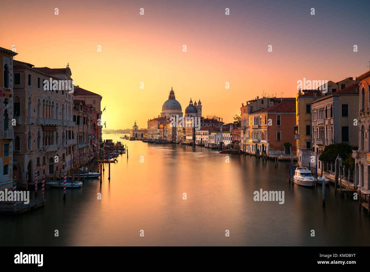 Blick auf den Canal Grande in Venedig, Santa Maria della Salute Kirche Sehenswürdigkeiten bei Sonnenaufgang. Italien, Europa. Stockfoto