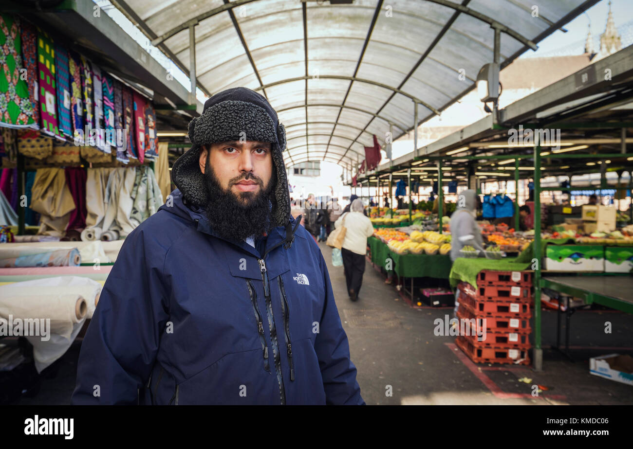 BIRMINGHAM, Großbritannien - 01 Dezember, 2017: Portrait von asiatischen Stall Markt Verkäufer in der Stierkampfarena Markt Stockfoto