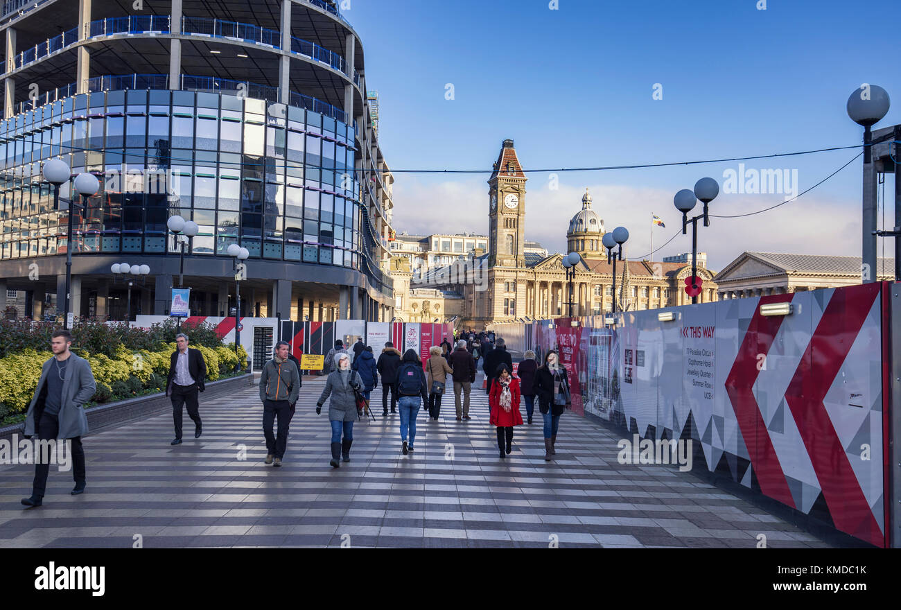 BIRMINGHAM, Großbritannien - 01 Dezember, 2017: Menschen auf Paradies Weg mit Big Brum Clock Tower und Birmingham Museum & Art Gallery im Hintergrund Stockfoto