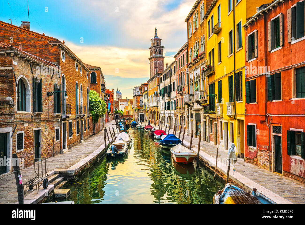 Stadtbild von Venedig, Rio San Barnaba und Fondamenta del squero Wasser Kanal, Campanile Kirche auf Hintergrund, Gebäude und Boote. Italien, Europa. Stockfoto