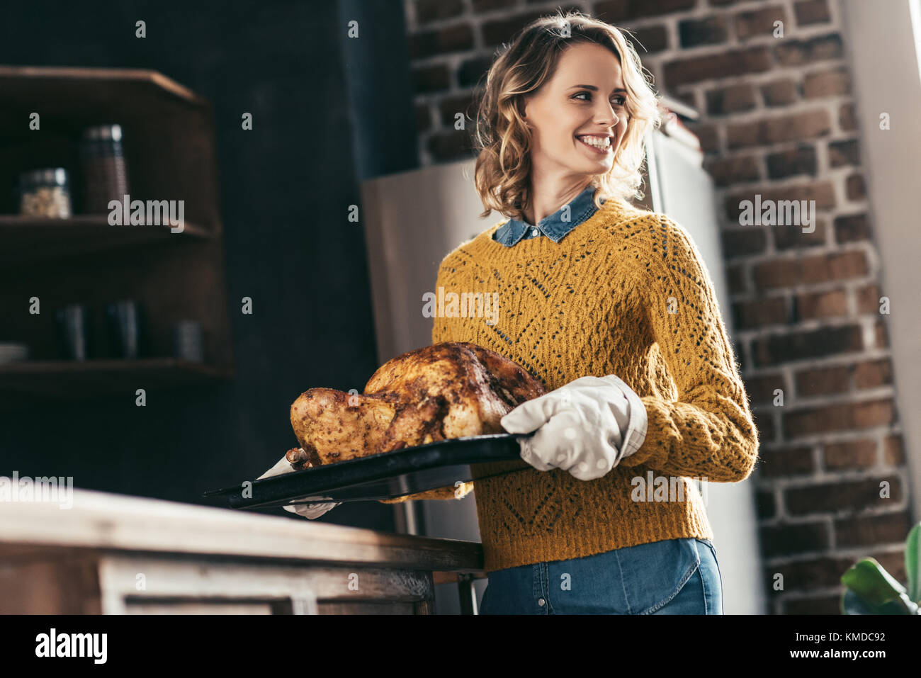 Frau, die das Fach mit der Türkei Stockfoto