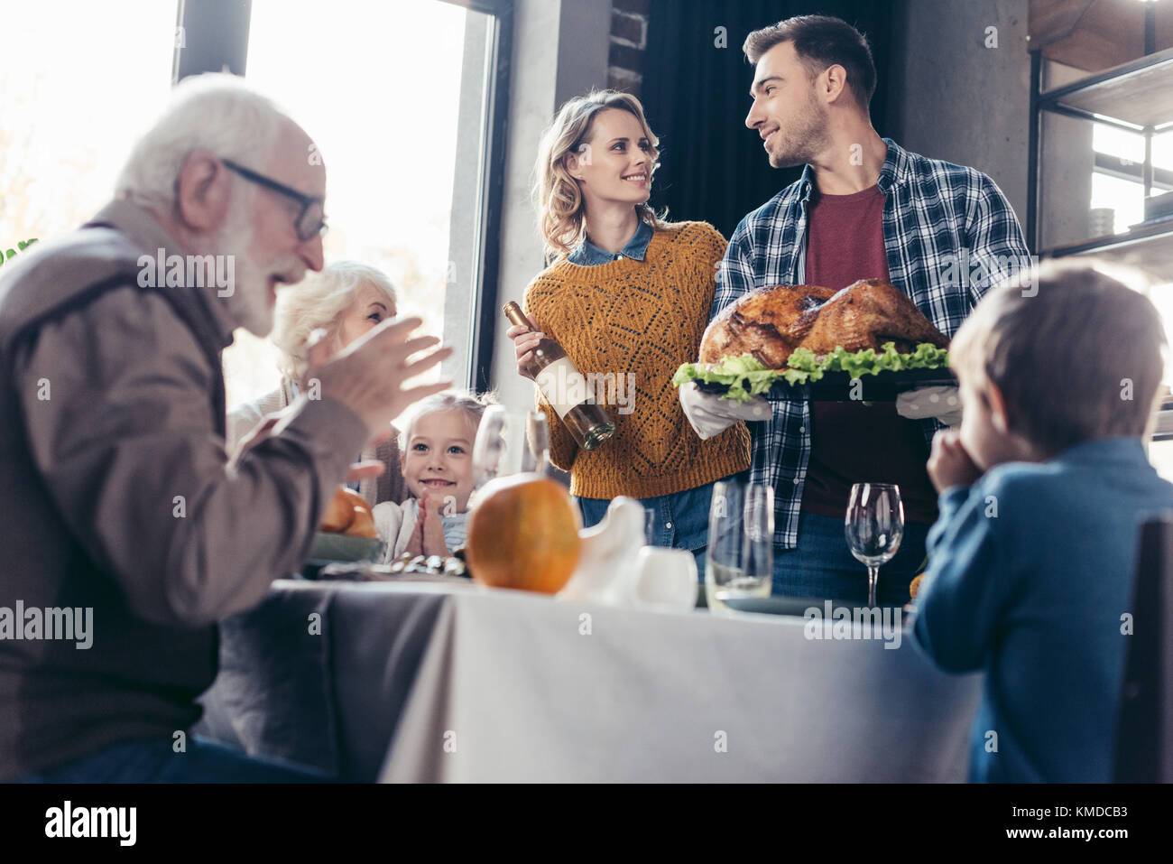 Familie in Urlaub Abendessen Stockfoto