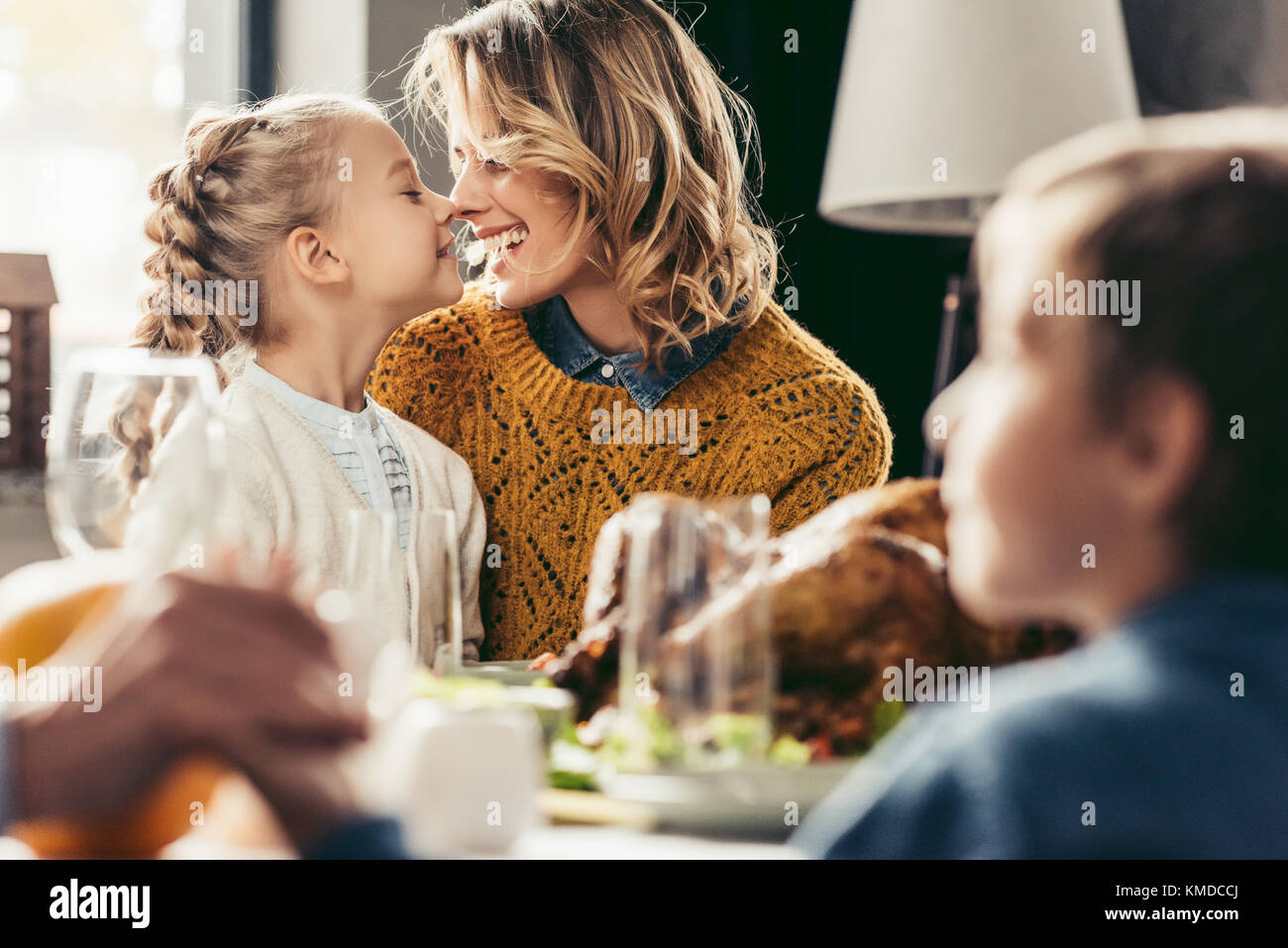 Mutter und Tochter kuscheln im Holiday Tabelle Stockfoto