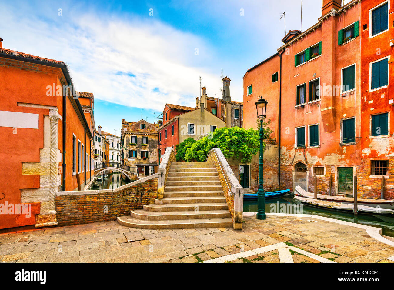 Venedig Stadtbild, schmalen Kanal, Brücke, Wasser, Boote, und traditionellen Gebäuden. Italien, Europa. Stockfoto