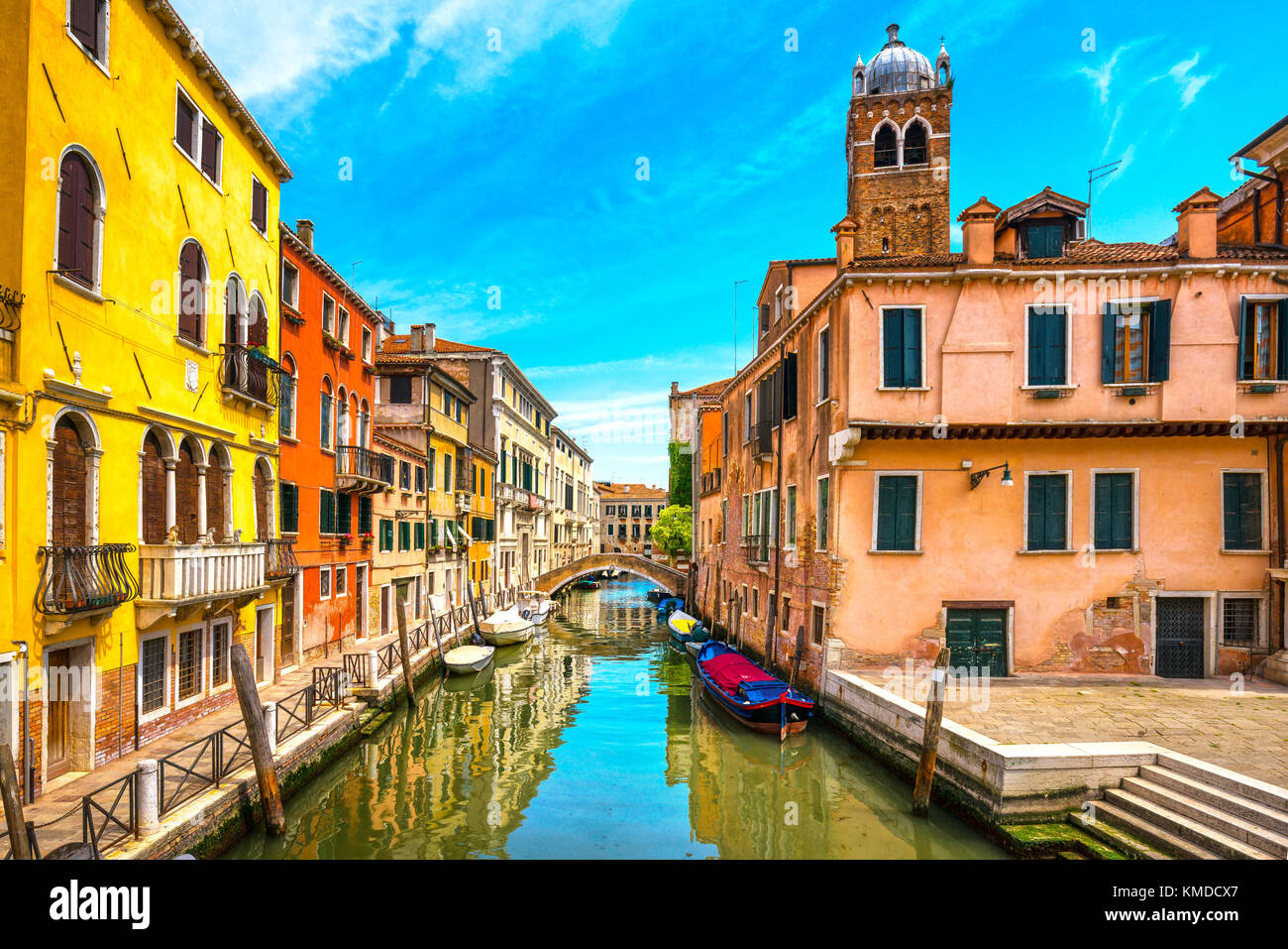 Venedig Stadtbild, schmaler Wasserkanal, Campanile Kirche auf Hintergrund und traditionellen Gebäuden. Italien, Europa. Stockfoto