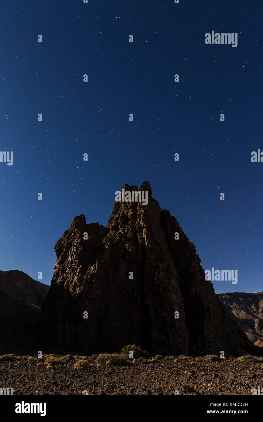 Licht vom Vollmond beleuchtet die Cathedral Rock im Llana de Ucanca, Nationalpark Las Canadas del Teide, mit Sterne im Hintergrund, Stockfoto