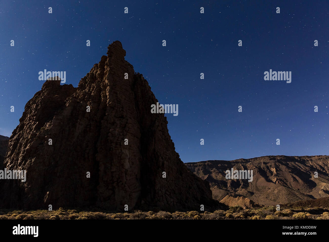 Licht vom Vollmond beleuchtet die Cathedral Rock im Llana de Ucanca, Nationalpark Las Canadas del Teide, mit Sterne im Hintergrund, Stockfoto