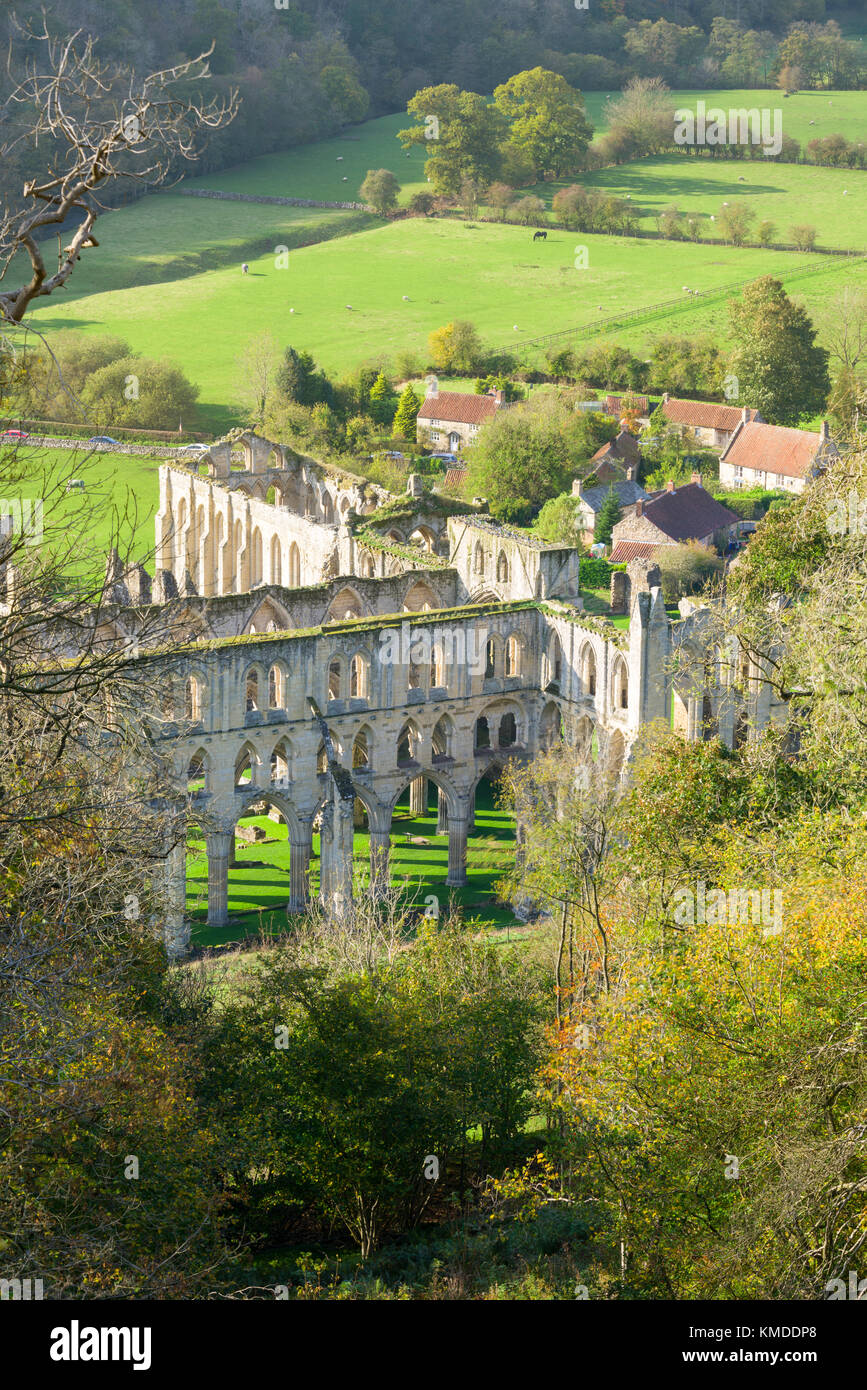 Rievaulx Abbey und abgelegenen Dorf in der Nähe von Helmsley in North Yorkshire Stockfoto