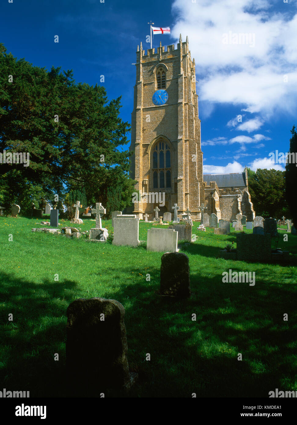 C 15 Senkrecht west Turm von St. Candida und Heilig-Kreuz-Kirche, Whitchurch Canonicorum, Dorset, England, UK. Unter der Flagge von St. George. Stockfoto