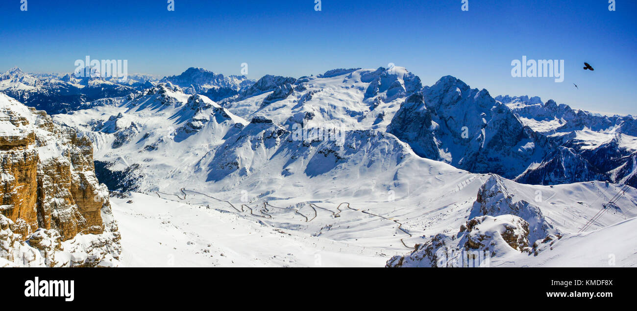 Winter Dolomiten Panorama, Blick vom Piz Boe Pisten in Richtung Mt der Marmolada. Stockfoto