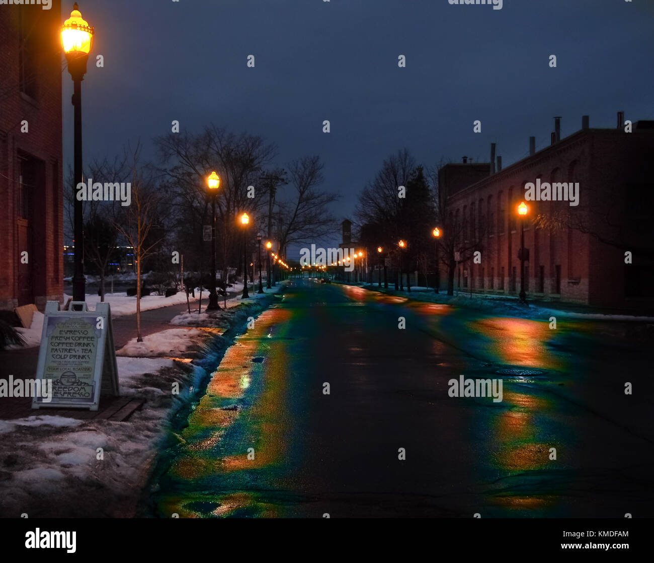 Armory Square in Syracuse, New York an einem regnerischen Winter Nacht Stockfoto