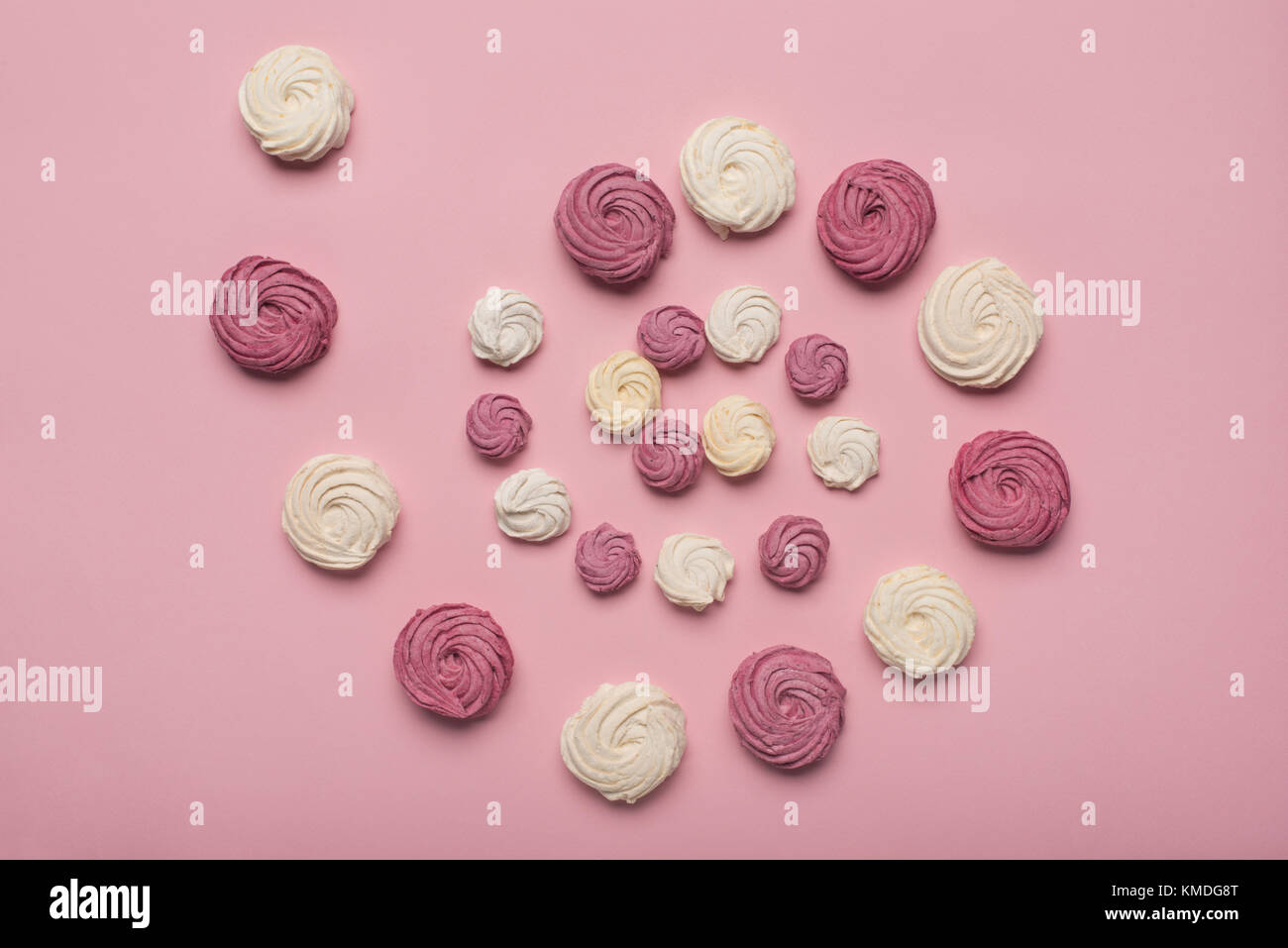 Spirale der Weißen und Berry Marshmallows Stockfoto