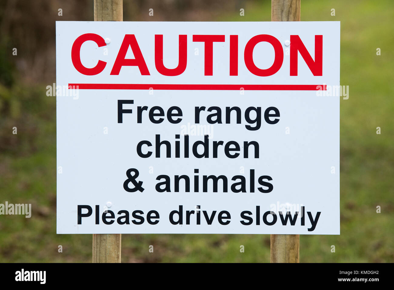 Vorsicht freie Strecke, Kinder und Tiere, Bitte fahren Sie langsam Zeichen in der Grafschaft Oxfordshire. England Stockfoto