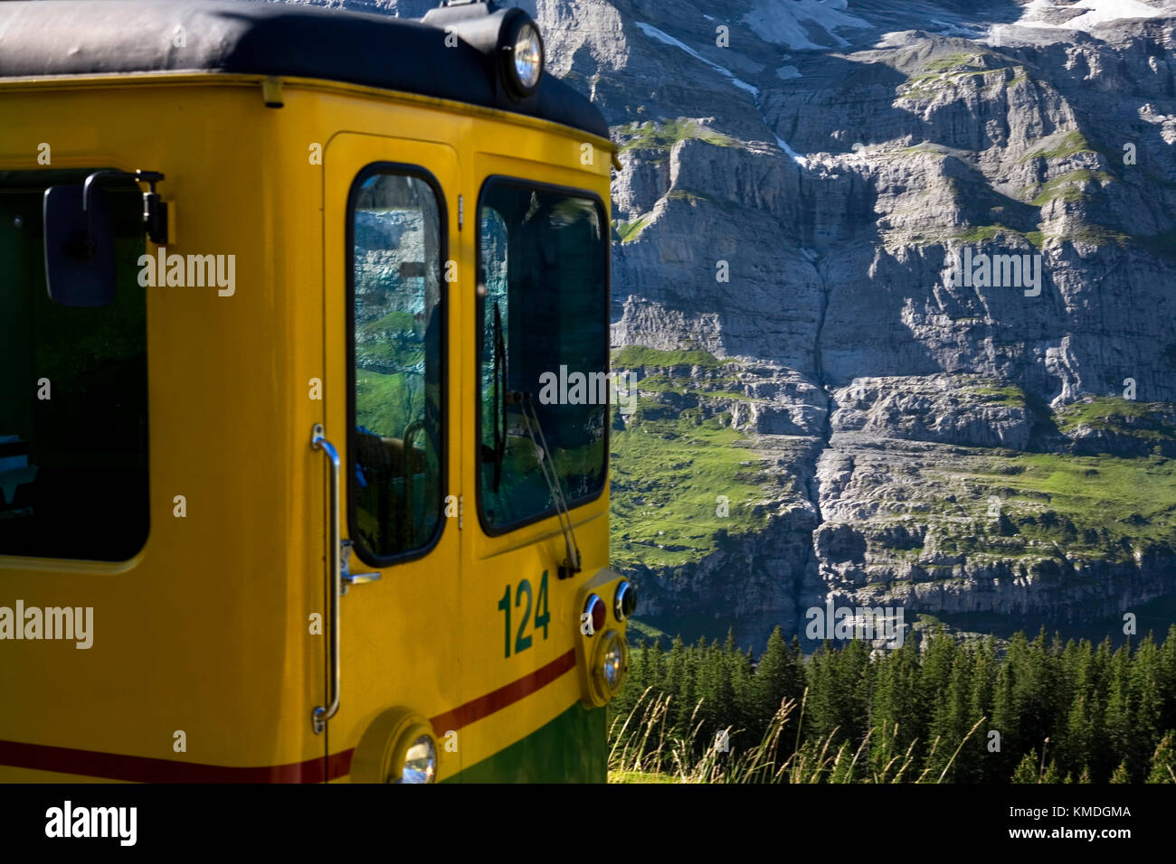 Die spektakuläre Wengernalpbahn mit den steilen Wänden des Jungfrau-Massivs dahinter, Berner Oberland, Schweiz Stockfoto