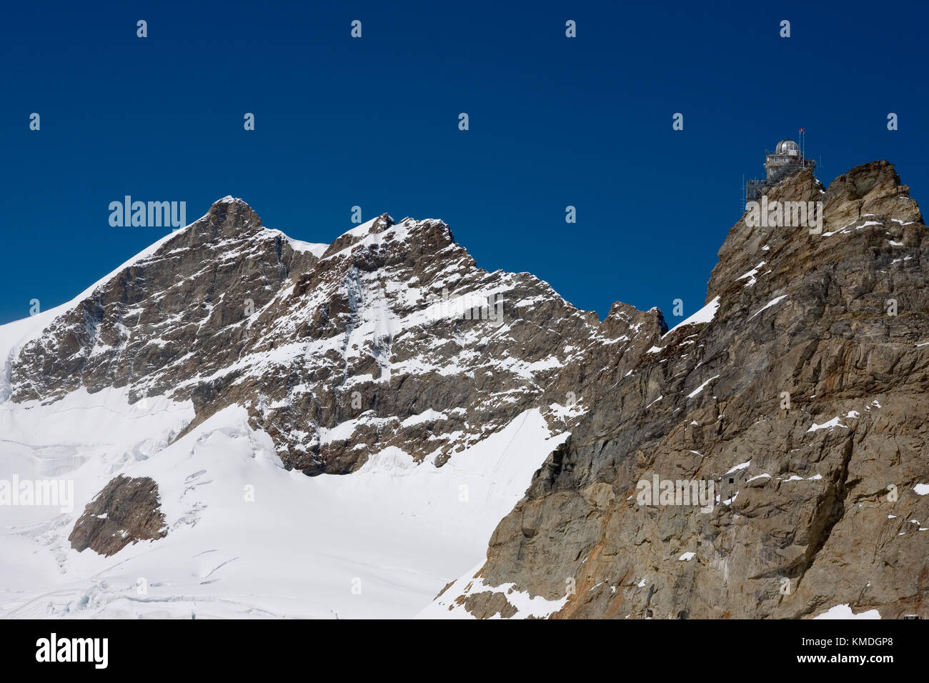 Die Jungfrau mit der Sphinx und ihrem Observatorium rechts vom Jungfraujoch, Berner Alpen, Schweiz Stockfoto