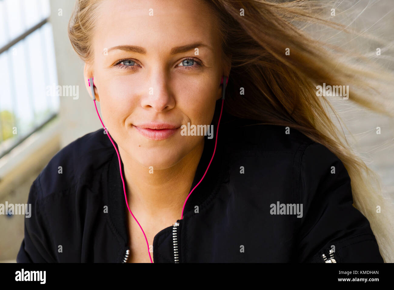 Schließen Portrait von blonde Frau in Sportkleidung Musik hören Stockfoto