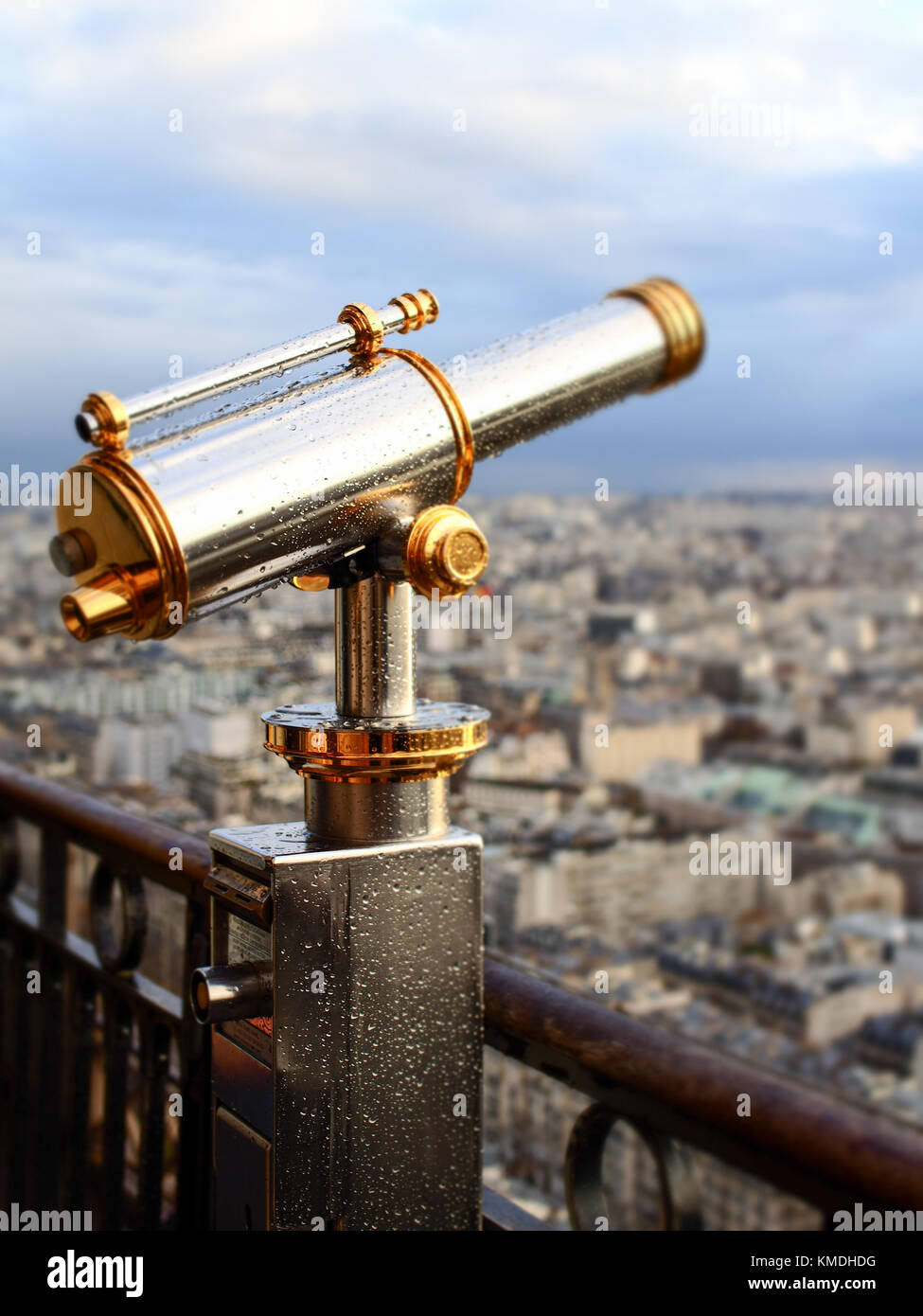 Eiffelturm Teleskop im Regen Stockfoto
