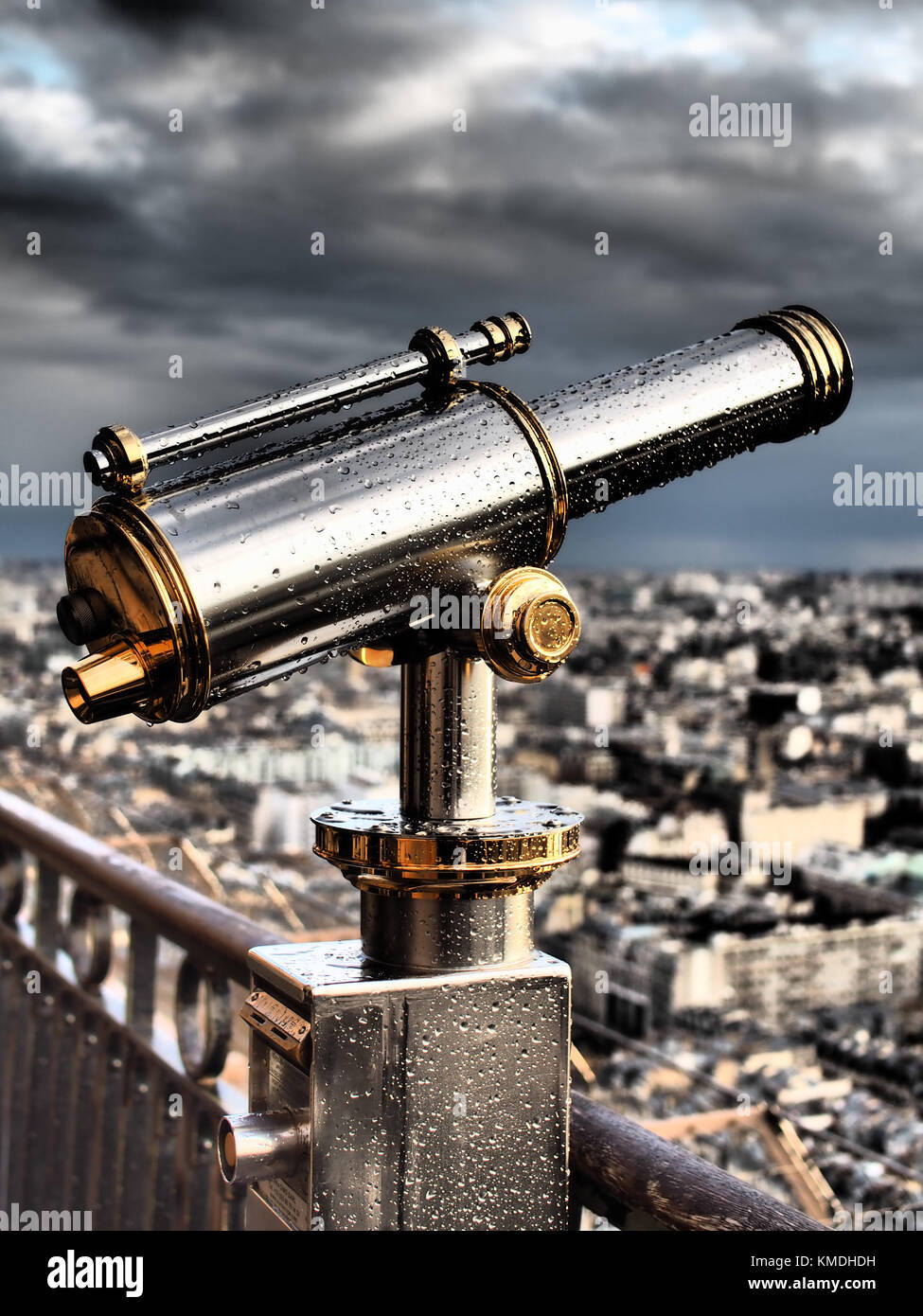 Eiffelturm Teleskop im Regen Stockfoto