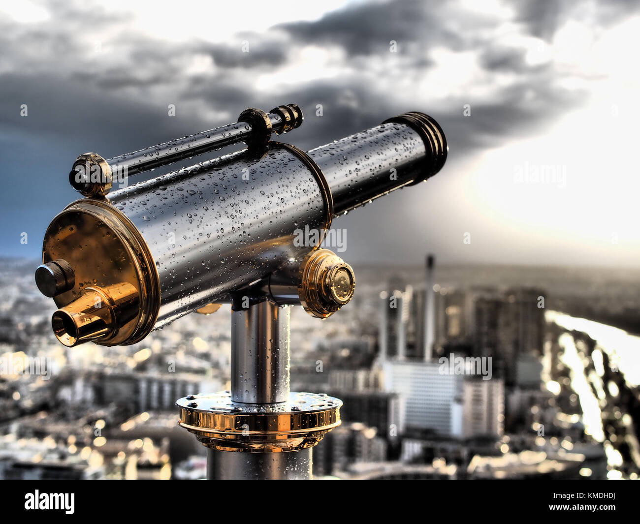 Eiffelturm Teleskop im Regen Stockfoto
