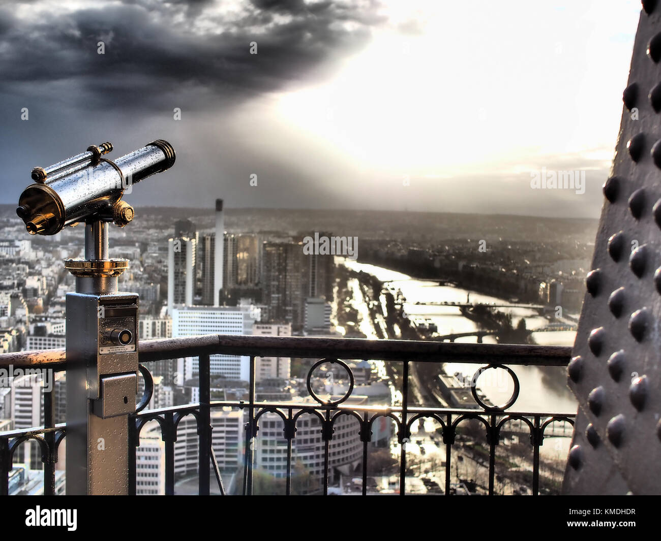 Eiffelturm Teleskop im Regen Stockfoto