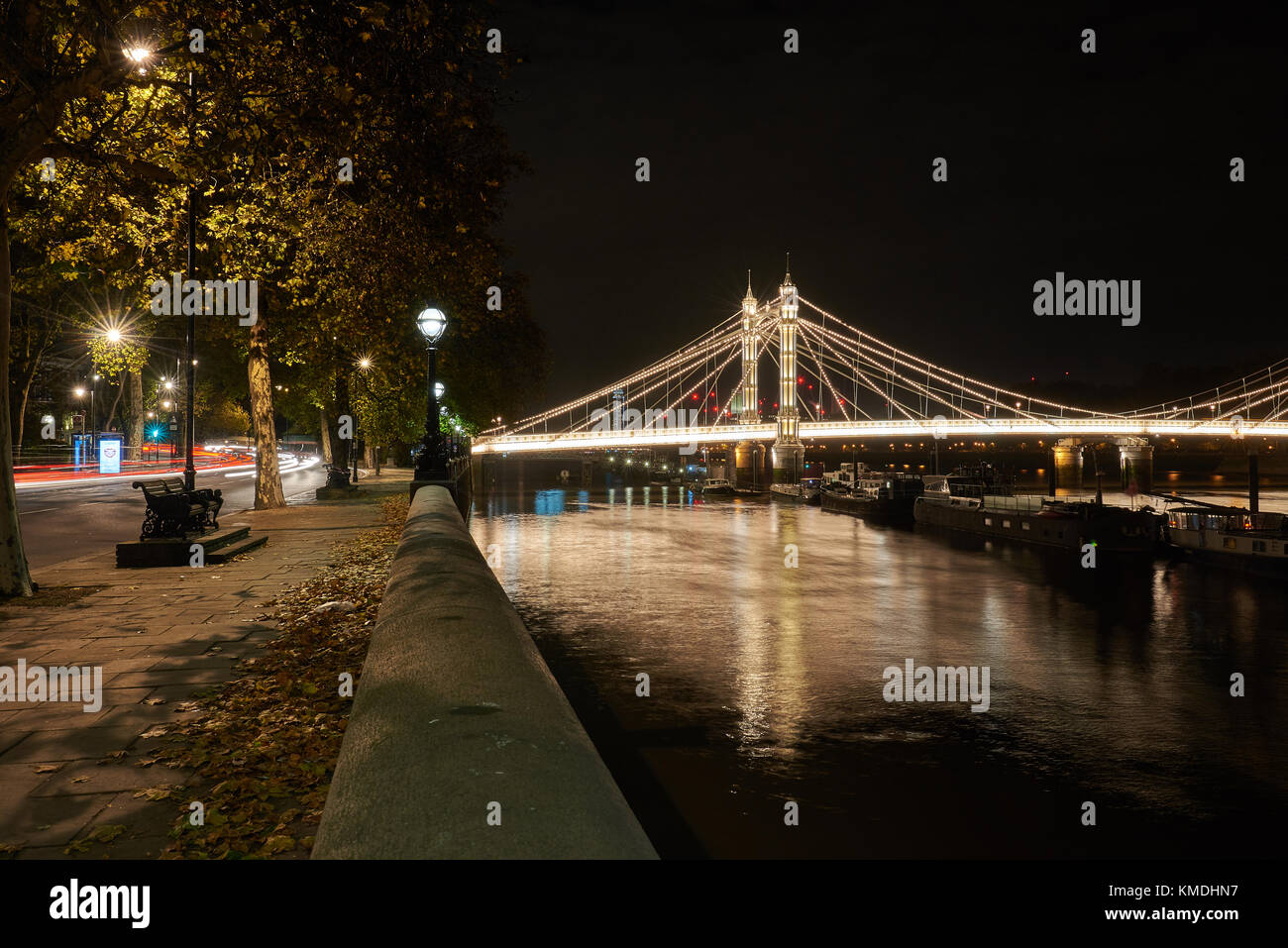 Albert Bridge in Chelsea Osten bei Nacht mit Chelsea Embankment Stockfoto