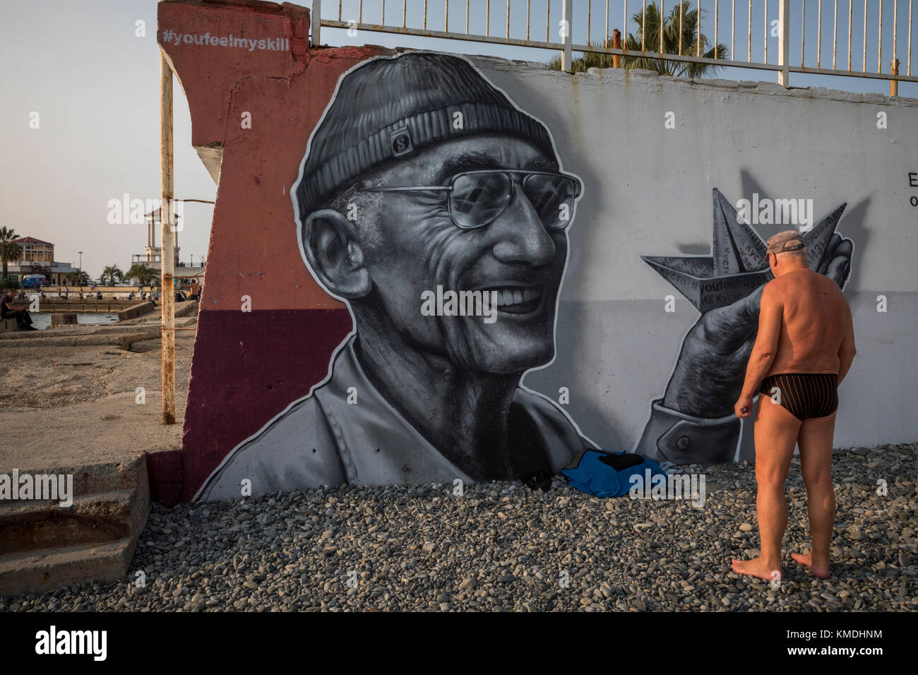 Portrait des französischen Explorer - Jacques Yves Cousteau auf zentralen Stadt Strand "ayak" in der Stadt Sotschi, Krasnodar region, Russland Stockfoto