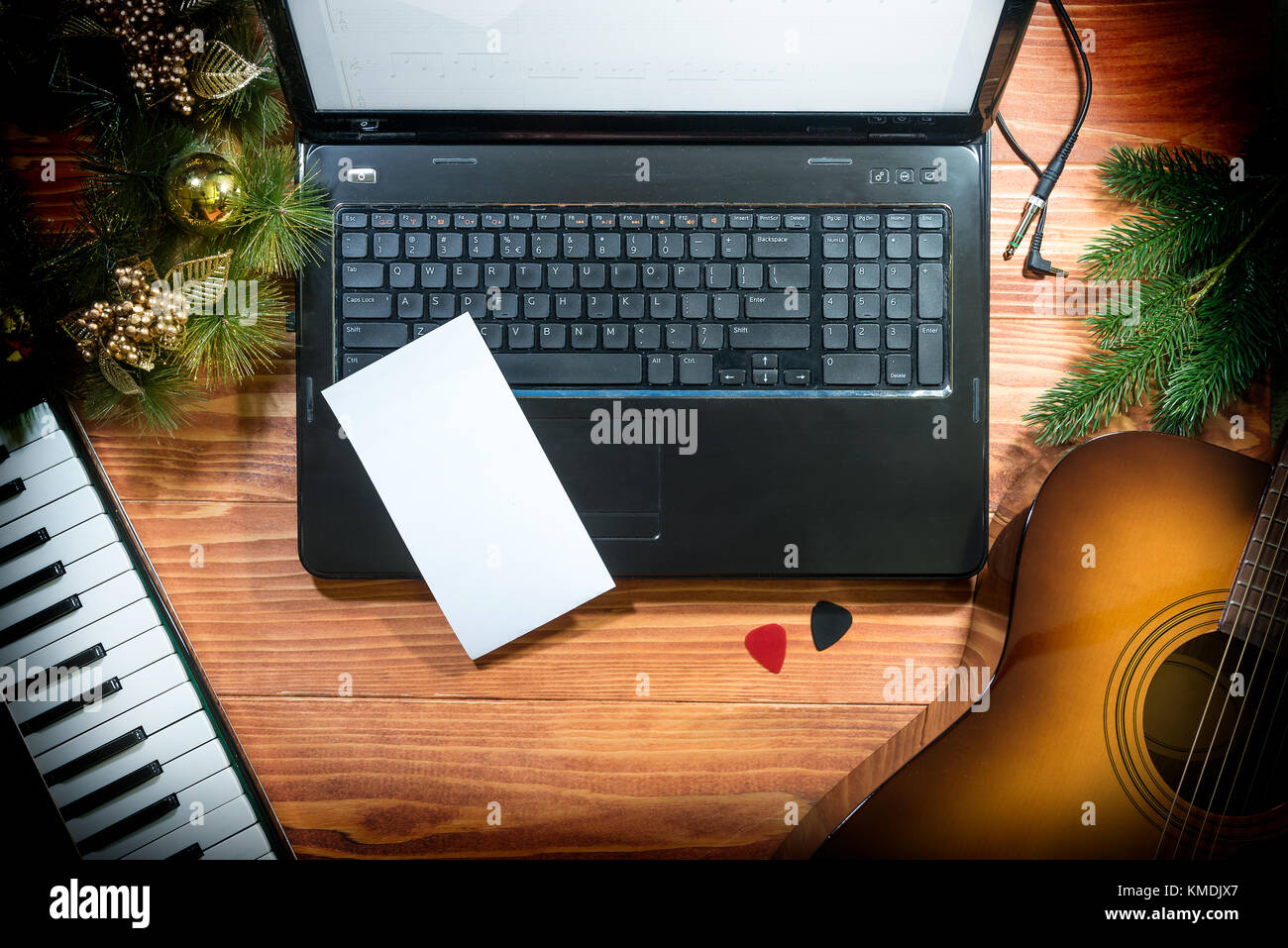 Musikalische Weihnachten Hintergrund mit akustischer Gitarre, Keyboard, Laptop, kopieren Sie den Platz auf einer hölzernen Tisch Stockfoto