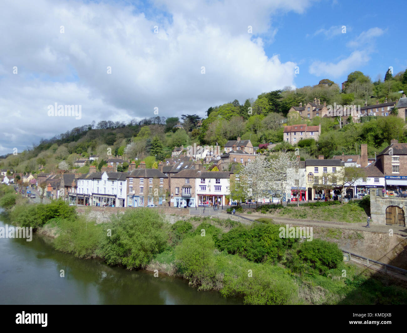 Tontine Hill, Ironbridge Town, Ironbridge Gorge, Shropshire, England, Großbritannien im Frühjahr Stockfoto