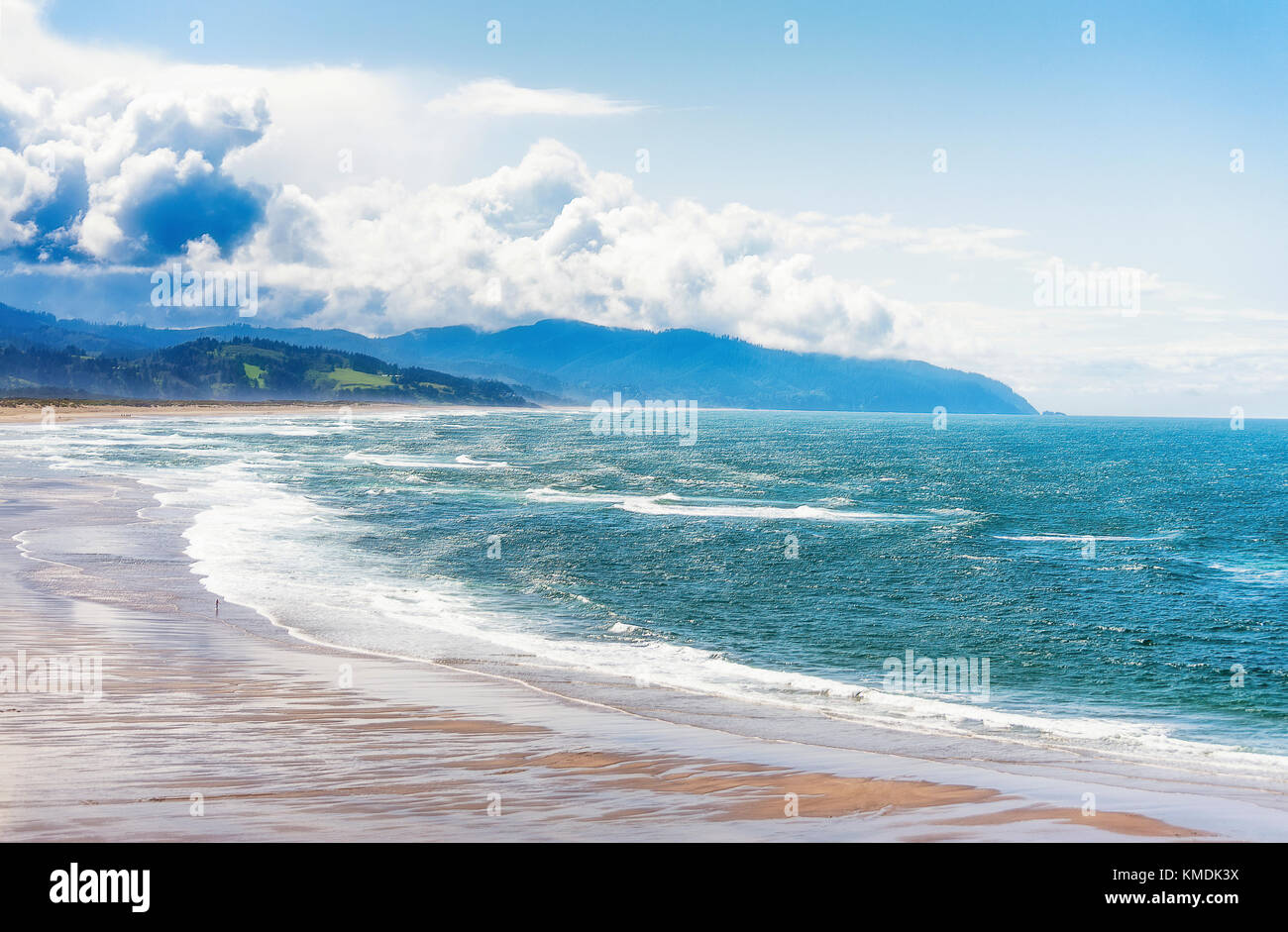Ein Blick von der Spitze von Cape Kiwanda in Pacific City, Oregon. Wolken Hoover in den küstennahen Bereich in der Ferne wie die Flut Rollen Stockfoto
