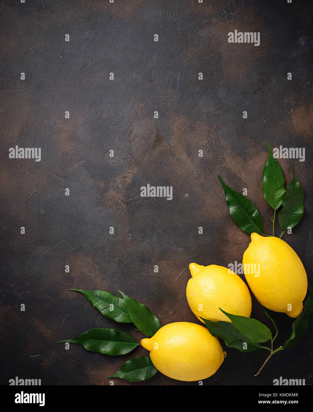 Frische saftige Zitronen auf Rusty Hintergrund Stockfoto