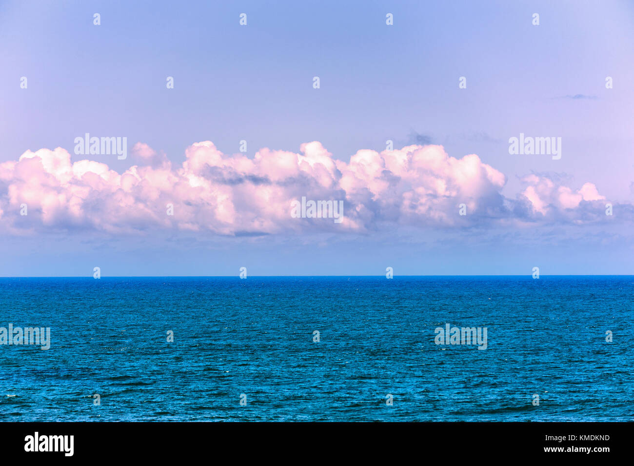 Eine vereinfachende Sicht auf den Pazifischen Ozean und den Himmel mit Wolken. Stockfoto