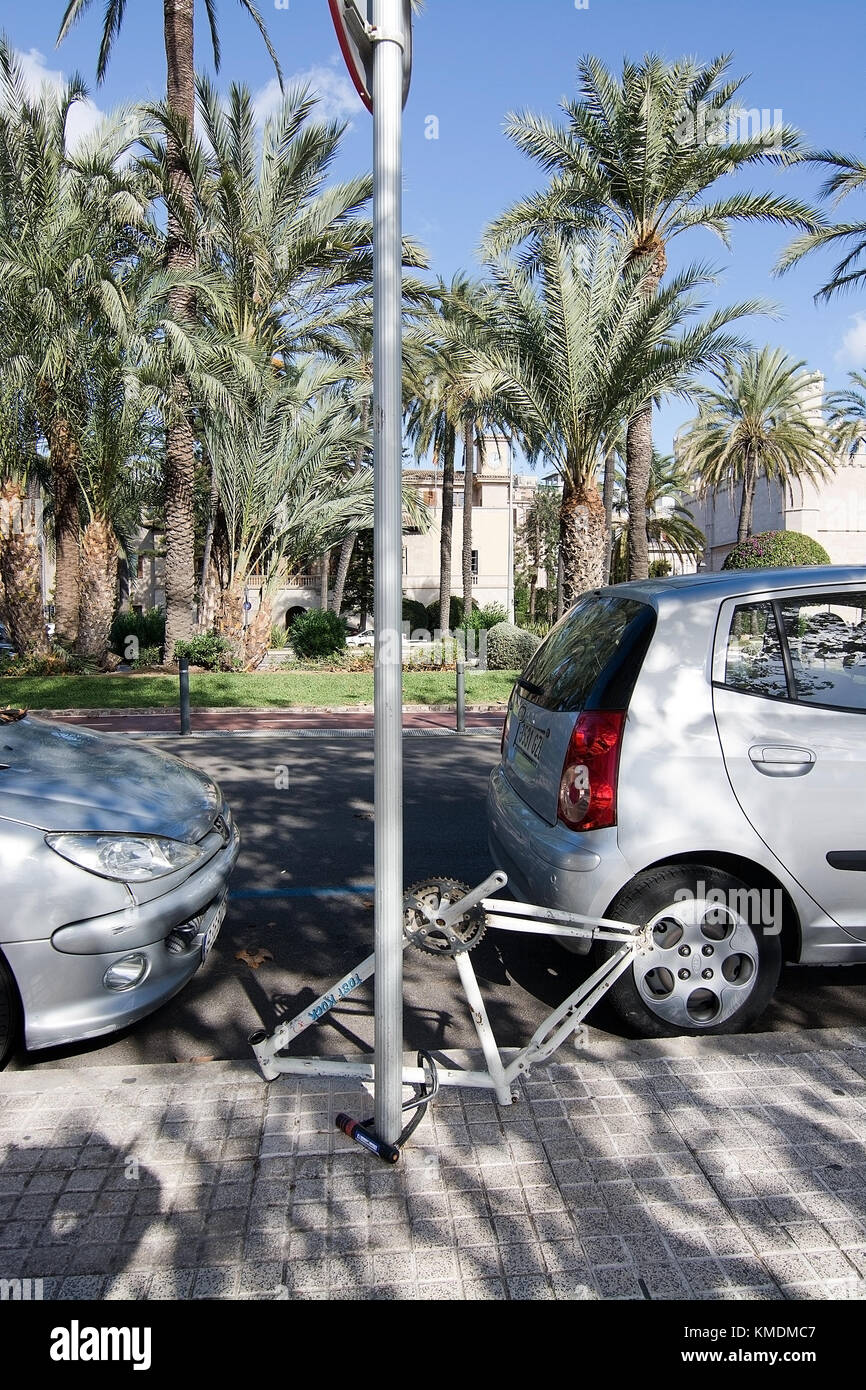 Mallorca, Balearen, Spanien - 8 November, 2017: Fahrrad Diebstahl Fahrrad fehlenden Räder, Sitz und Lenkrad mit nur Frame links auf eine gesperrt Stockfoto