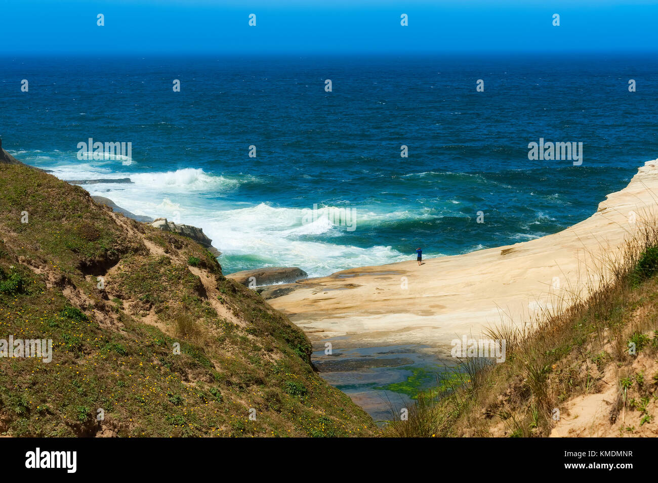 Die bröckelnden Sandstein Klippen, am Kap Kiwanda stellen eine Gefahr für diejenigen, die es wagen, die felsigen Ufer an ihrer Basis zu erkunden. Stockfoto