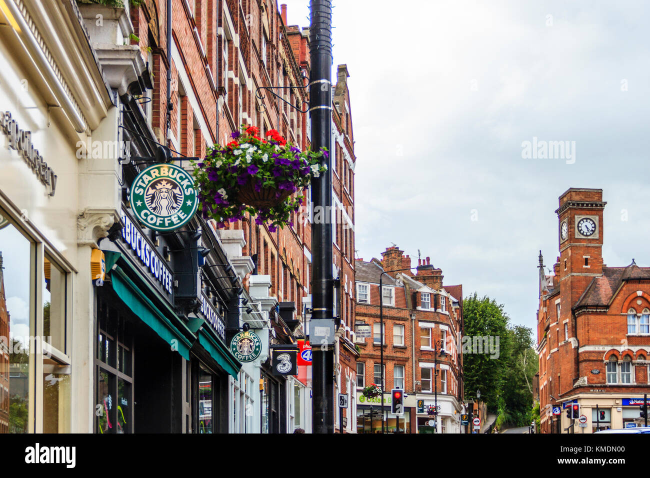 Hampsead High Street, London, UK, ein Starbucks Coffee Shop im Vordergrund. Stockfoto