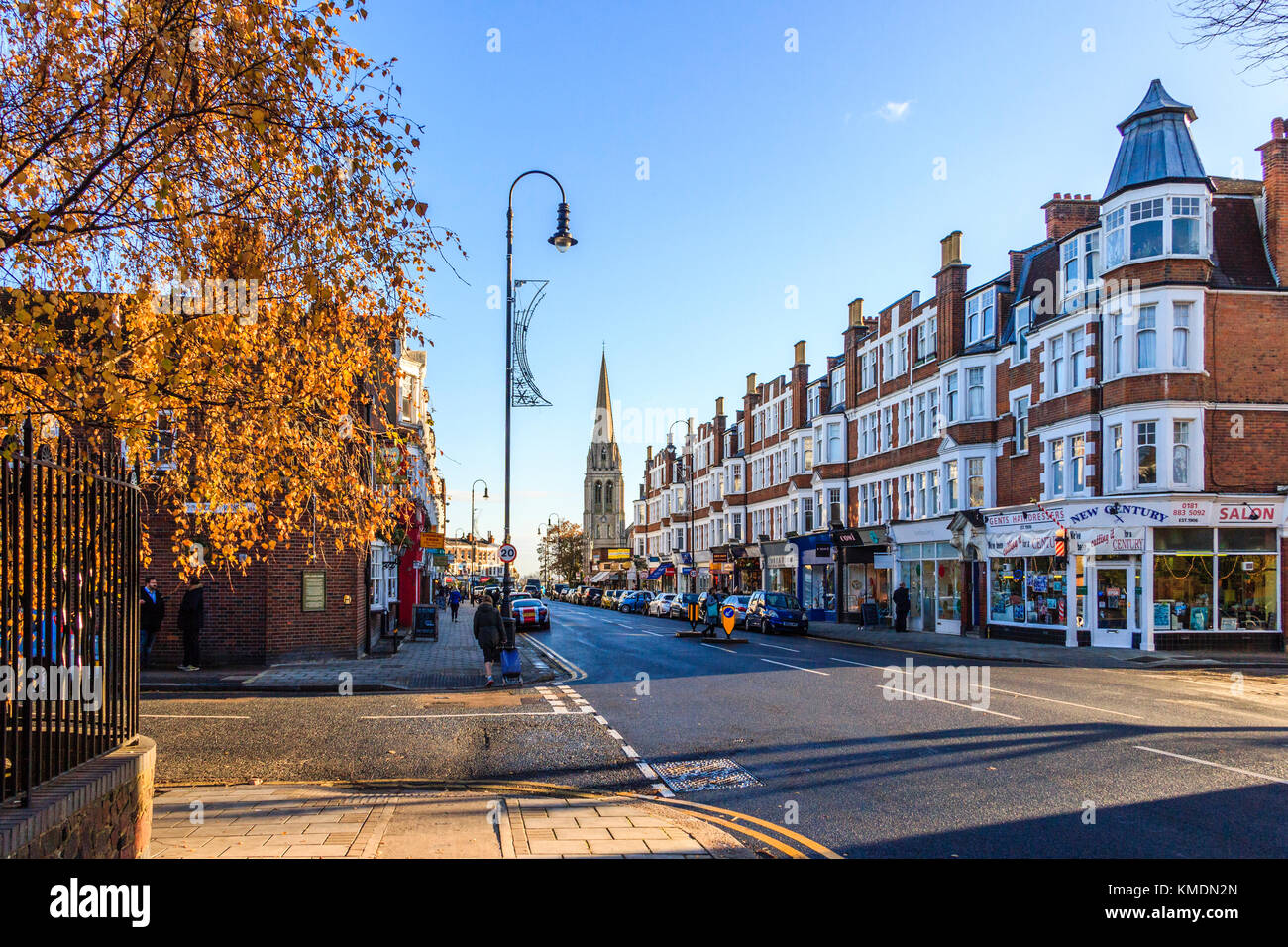 Die Fortis Green Road in Muswell Hill, nördlich von London, auf der Suche nach St. James's Church Stockfoto