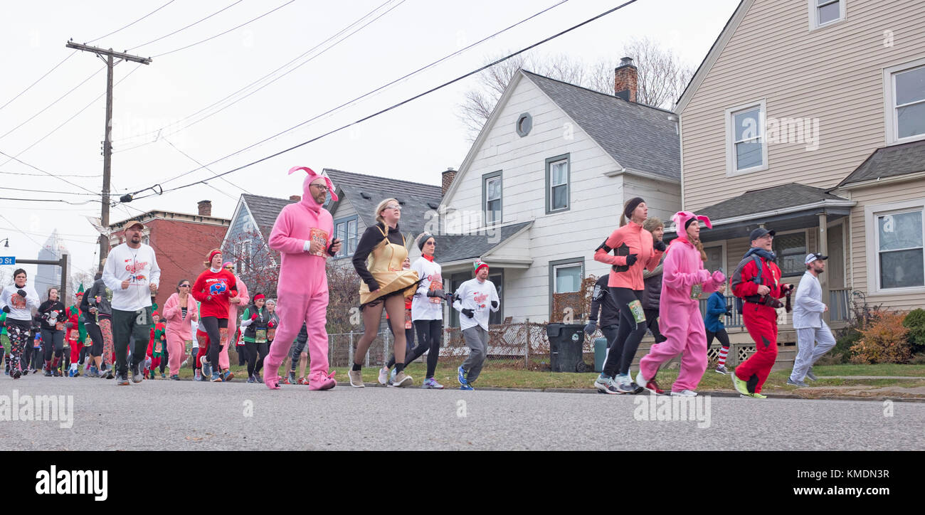 2017 jährliche "eine Weihnachtsgeschichte" 5k/10k Fun Run macht seinen Weg durch die Straßen in der Nähe der Innenstadt von Cleveland, Ohio, USA. Stockfoto
