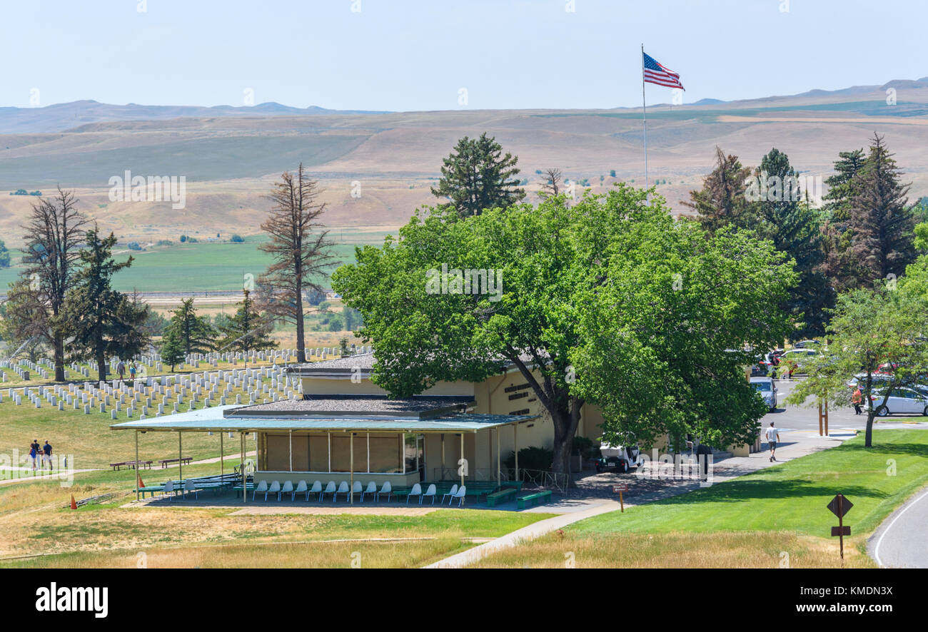 Little Bighorn Battlefield National Monument, Montana, USA - 18. Juli 2017: custer Battlefield Museum. Custer National Cemetery im Hintergrund. Stockfoto
