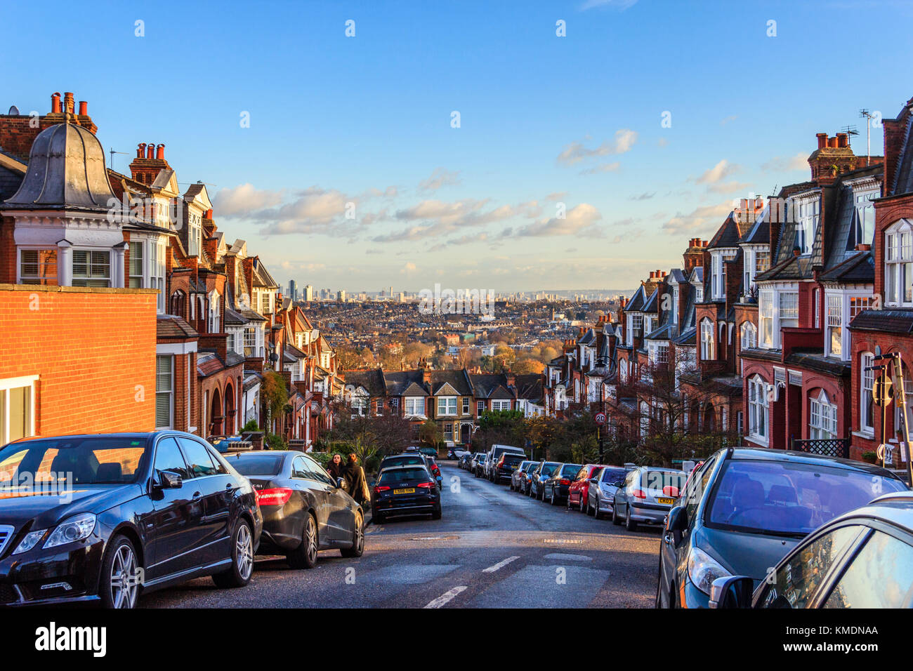 Blick über London von Hillfield Park, aus Muswell Hill Broadway, London, UK, auf einem hellen Dezember Abend Stockfoto